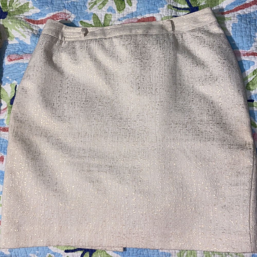 Metallic ivory and gold shiny pencil skirt. VGUC. Size 14. Smoke free home.